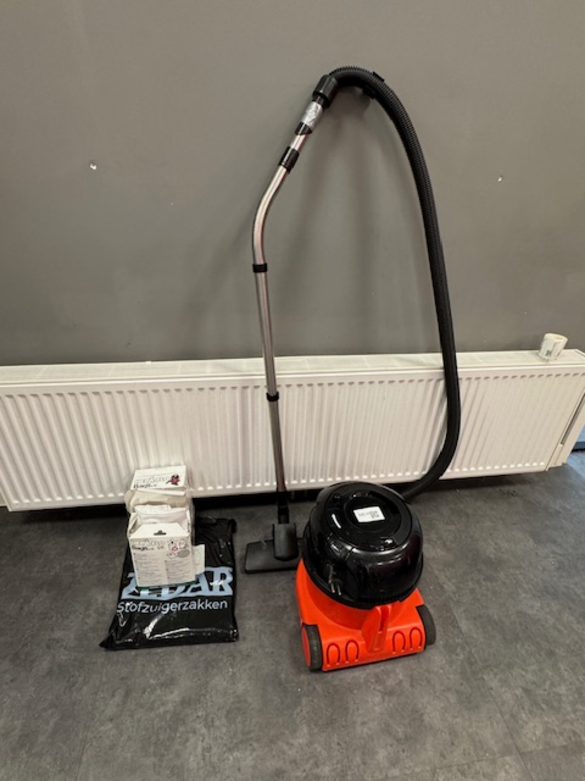 Stofzuiger Numatic, PPR240-11, rood, met 4x verpakking stofzuigerzakke